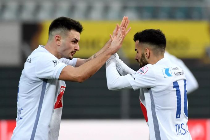 Valor Tasar (r.) entschiedet die Partie in der zweiten Halbzeit im Alleingang. Tasar FC Luzern