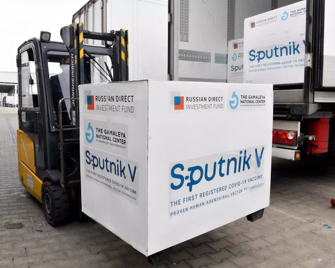 Kisten mit Dosen des russischen Corona-Impfstoffs Sputnik V werden in einem Lagerhaus des ungarischen Pharmagrosshändlers Hungaropharma mit einem Gabelstapler aus einem Lastwagen geladen. Coronavirus - Ungarn