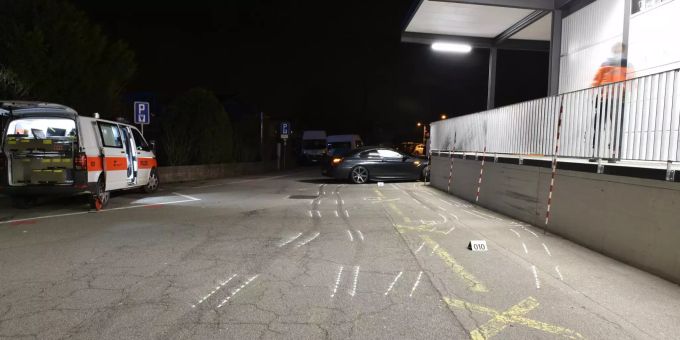 Das Unfallfahrzeug in Endlage. wetzikon