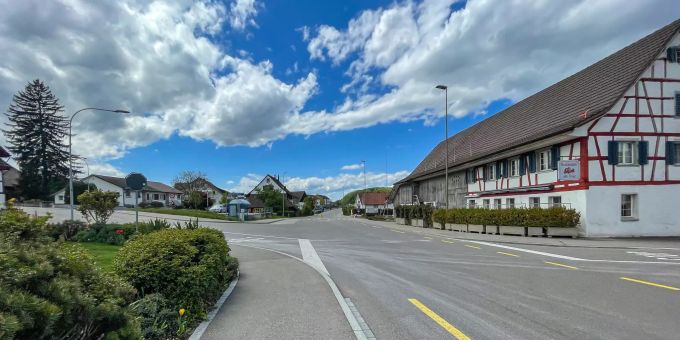 Das Dorfzentrum von Hüttikon. Das Dorfzentrum von Hüttikon.