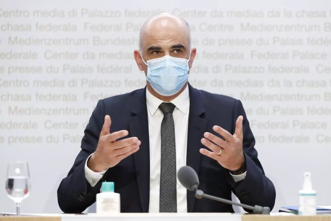 Bundesrat Alain Berset spricht waehrend einer Medienkonferenz des Bundesrates zur aktuellen Lage im Zusammenhang mit dem Coronavirus, am Mittwoch, 21. April 2021, in Bern. Alain Berset Coronavirus