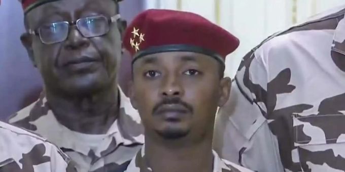 Mahamat Idriss Déby Itno (Mitte), Sohn des verstorbenen tschadischen Präsidenten, soll eine militärische Übergangsregierung führen. Foto: -/Tele Tchad/AP/dpa Mahamat Idriss Déby Itno (Mitte), Sohn des verstorbenen tschadischen Präsidenten, soll eine militärische Übergangsregierung führen. Foto: -/Tele Tchad/AP/dpa