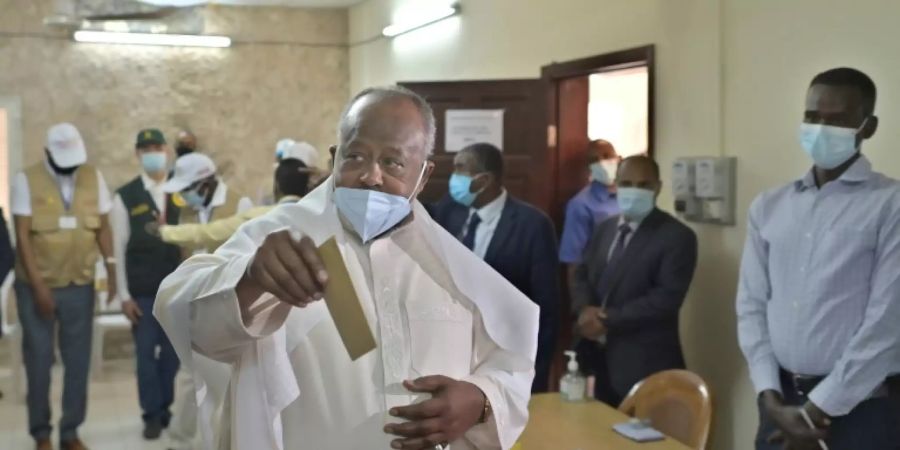 Präsident Guelleh bei der Stimmabgabe