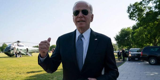 25.05.2021, USA, Washington: Joe Biden, Präsident der USA, spricht mit Reportern, bevor er an Bord der Marine One für eine Reise nach Delaware geht. US-Präsident Biden