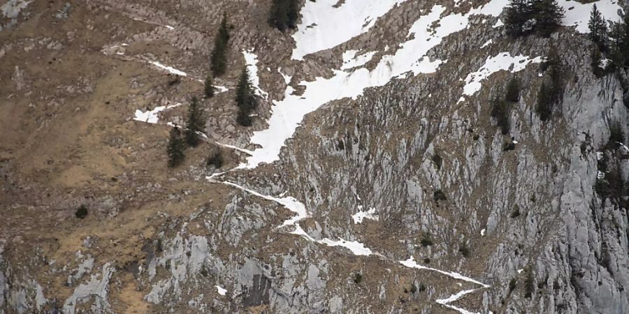 Der Wanderweg am Grossen Mythen war Anfang März noch mit Schnee bedeckt. In dieser Gegend ist am Donnerstag eine Person bei einem Bergunfall ums Leben gekommen. (Archivbild)