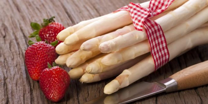 Spargel wird im Mai und Juni geerntet. Spargel