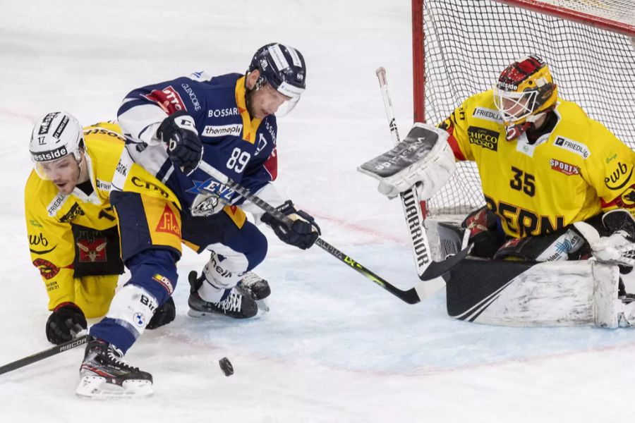 Zugs Justin Abdelkader, links, spielt um dem Puck mit Berns Torhüter Tomi Karhunen, rechts, beim Spiel 5 des Playoff 1/4 Finalspiel der Eishockey Meisterschaftsspiel der National League zwischen dem EV Zug und dem SC Bern vom Mittwoch, 21. April 2021 in der Bossard Arena in Zug.