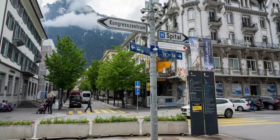 Die Bahnhofstrasse und Hotel Victoria am Bahnhof in Brig.