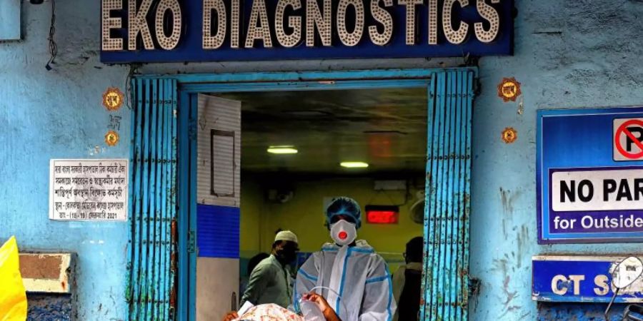 Ein Corona-Patient wird in Kolkata in ein Diagnose-Zentrum gebracht. Foto: Avishek Das/SOPA Images via ZUMA Wire/dpa