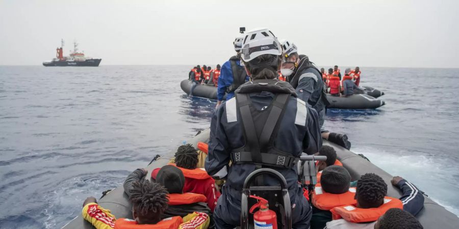 Sea-Watch rettet Bootsmigranten  im zentralen Mittelmeer