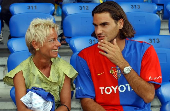 Roger Federer ist grosser Fan des FC Basel. Hier sitzt er im Juli 2003 neben der ehemaligen FCB-Präsidentin Gisela «Gigi» Oeri. Roger Federer