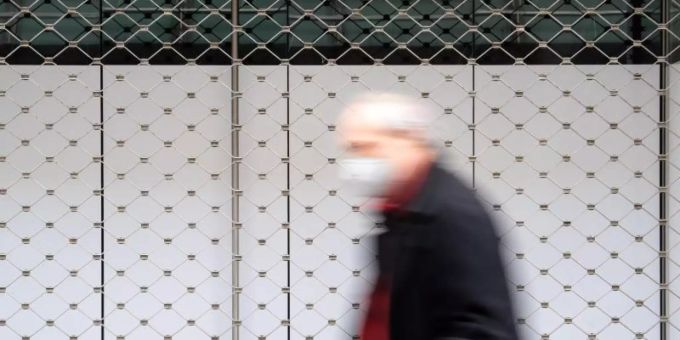 Ein Mann geht in einer Innenstadt an einem geschlossenen Geschäft vorbei. Foto: Sven Hoppe/dpa Ein Mann geht in einer Innenstadt an einem geschlossenen Geschäft vorbei. Foto: Sven Hoppe/dpa