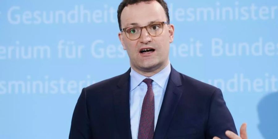 Gesundheitsminister Jens Spahn (CDU) spricht in der Pressekonferenz über die Entscheidung der EMA zum Impfstoff Astrazeneca. Foto: Annette Riedl/dpa