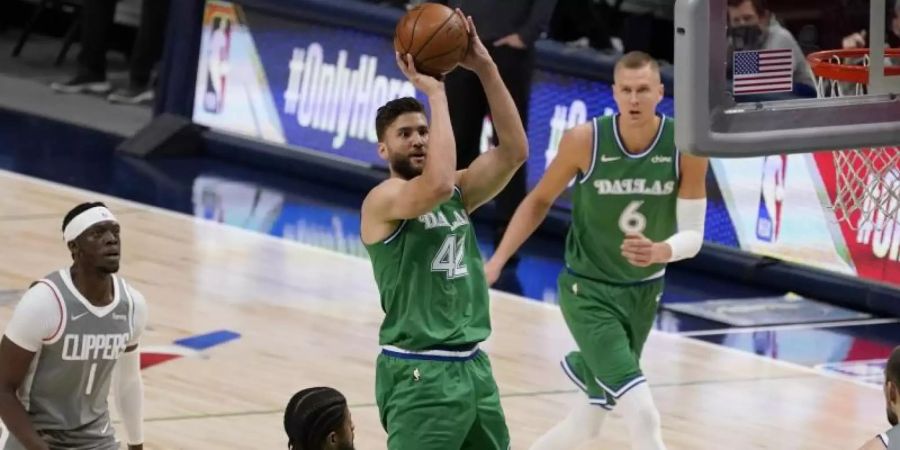 Maxi Kleber (M) von den Dallas Mavericks beim Wurf. Foto: Tony Gutierrez/AP/dpa