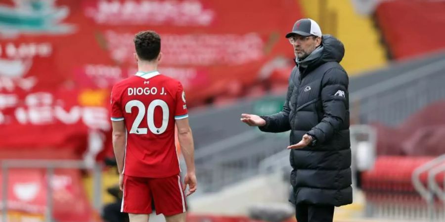 Liverpool-Trainer Jürgen Klopp (r) spricht an der Seitenlinie mit Diogo Jota. Foto: Clive Brunskill/PA Wire/dpa