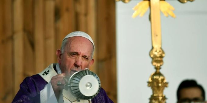 Franziskus bei der Messe Franziskus spricht bei einer Messe