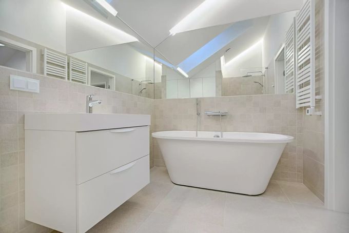 Gerade im Badezimmer kann es bei Keramikschäden sehr teuer werden. FinanceScout24 Hausrat