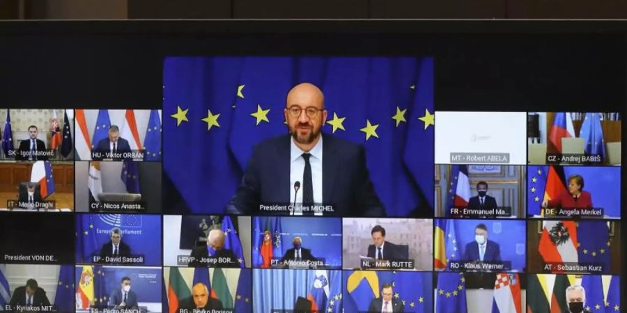 EU-Ratspräsident Charles Michel (M. oben) spricht beim Videogipfel mit den EU-Staats- und Regierungschefs. Foto: Yves Herman/Pool Reuters/AP/dpa