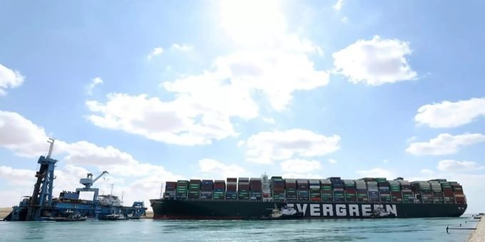 Bergungsarbeiten im Suez-Kanal Bergungsarbeiten im Suez-Kanal