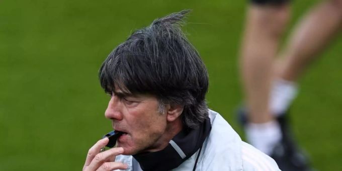 Bundestrainer Joachim Löw belastet seine EM-Spieler in den ersten Tagen in Österreich hart. Foto: Christian Charisius/dpa Bundestrainer Joachim Löw belastet seine EM-Spieler in den ersten Tagen in Österreich hart. Foto: Christian Charisius/dpa
