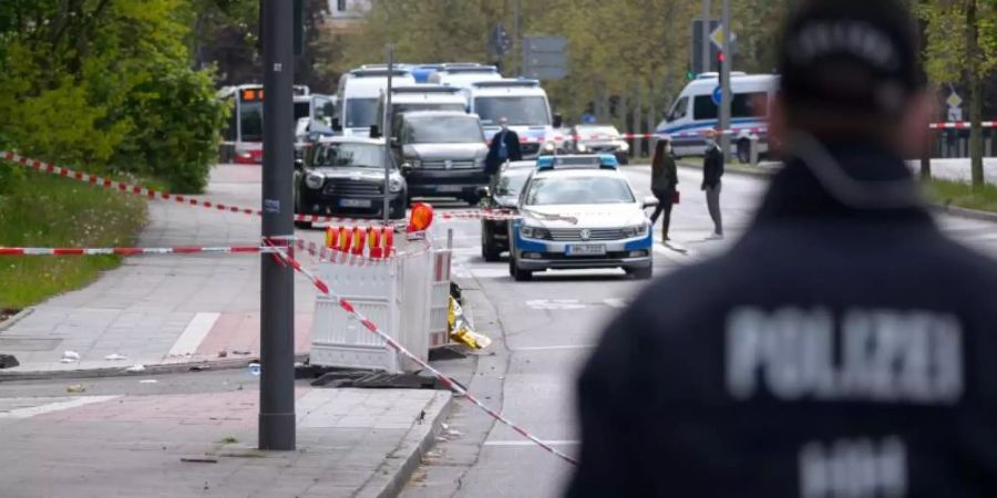 Polizisten sind am Tatort in Hamburg-Winterhude im Einsatz. Foto: Jonas Walzberg/dpa