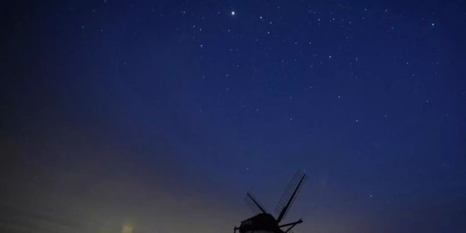 Der Sternenhimmel ist über der Nordermühle auf der Insel Pellworm zu sehen. Foto: Marcus Brandt/dpa Der Sternenhimmel ist über der Nordermühle auf der Insel Pellworm zu sehen. Foto: Marcus Brandt/dpa