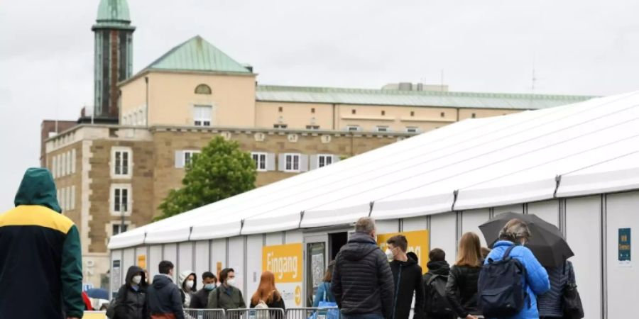 Schlange vor Testzentrum in Stuttgart