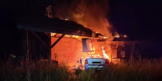 Das Fahrzeug und ein Teil der Scheune wurden zerstört. Unfall