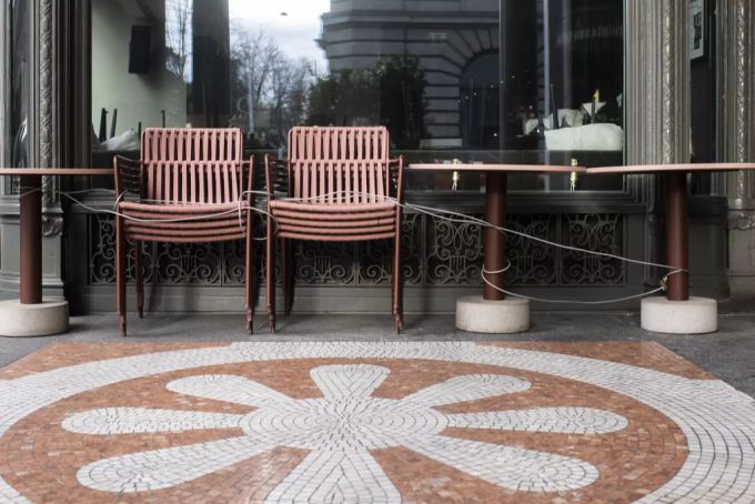 Stühle und Tische stehen vor einem geschlossenen Restaurant in Zürich. Restaurant Lockdown Zürich