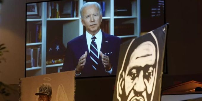 Ein Jahr nach dem ersten Todestag von George Floyd empfängt US-Präsident Joe Biden Flyds Angehörige. Foto: David J. Phillip/AP POOL/dpa joe biden george floyd