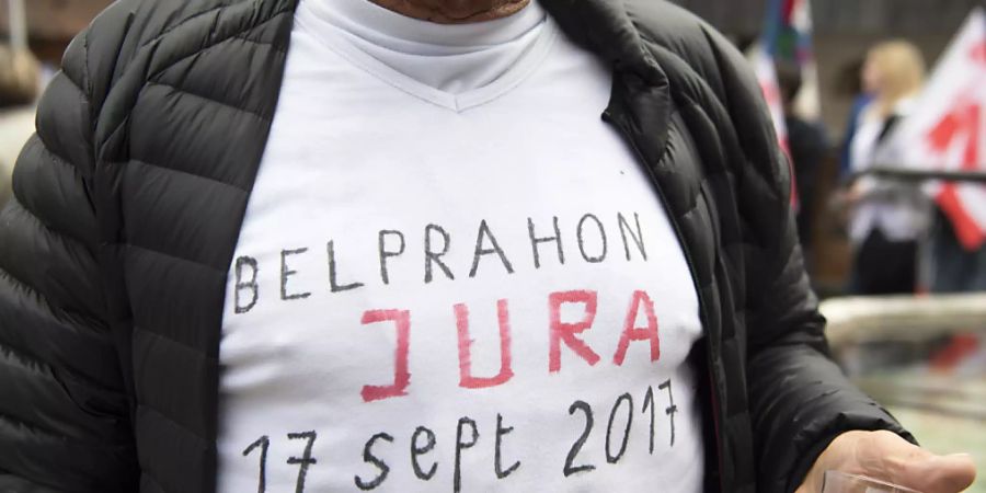 Ein Befürworter des Wechsels zum Kanton Jura aus Belprahon BE zeigt dies im Herbst 2017 auf seinem Pullover. (Archivbild)