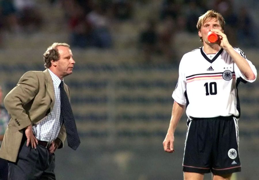 An der WM 1994 wirft ihn Bundestrainer Berti Vogts wegen der «Stinkefinger-Affäre» aus der deutschen Nationalelf.