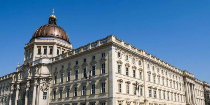 Nach einem digitalen Vorspiel will das Berliner Humboldt Forum nun Mitte Juli seine Türen für Besucherinnen und Besucher öffnen. Foto: Jens Kalaene/dpa-Zentralbild/dpa Nach einem digitalen Vorspiel will das Berliner Humboldt Forum nun Mitte Juli seine Türen für Besucherinnen und Besucher öffnen. Foto: Jens Kalaene/dpa-Zentralbild/dpa