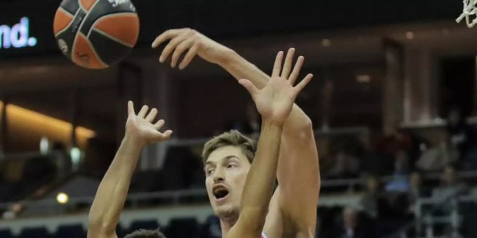 Steht mit Anadolu Efes Istanbul im Final Four der Euroleague: Tibor Pleiss (r). Foto: Andreas Gora/dpa/Archiv Steht mit Anadolu Efes Istanbul im Final Four der Euroleague: Tibor Pleiss (r). Foto: Andreas Gora/dpa/Archiv