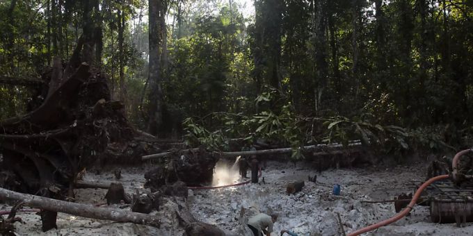 ARCHIV - Bergleute arbeiten illegal auf der Suche nach Gold im Amazonas-Regenwald. Foto: Lucas Dumphreys/AP/dpa ARCHIV - Bergleute arbeiten illegal auf der Suche nach Gold im Amazonas-Regenwald. Foto: Lucas Dumphreys/AP/dpa