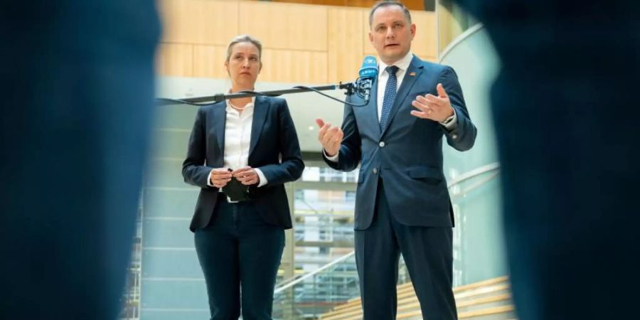 AfD-Fraktionsvorsitzende Alice Weidel (l.) und der AfD-Bundesvorsitzende Tino Chrupalla. Foto: Kay Nietfeld/dpa