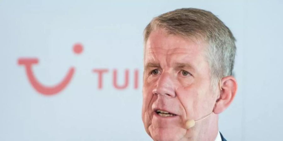 Fritz Joussen, CEO des Reisekonzerns Tui, sieht einige gute Signale für das Sommergeschäft 2021. Foto: Daniel Bockwoldt/dpa