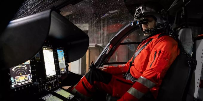 Ein Pilot der Rega im Einsatz mit dem neuen Nachtsichtgerät. Rega Nacht