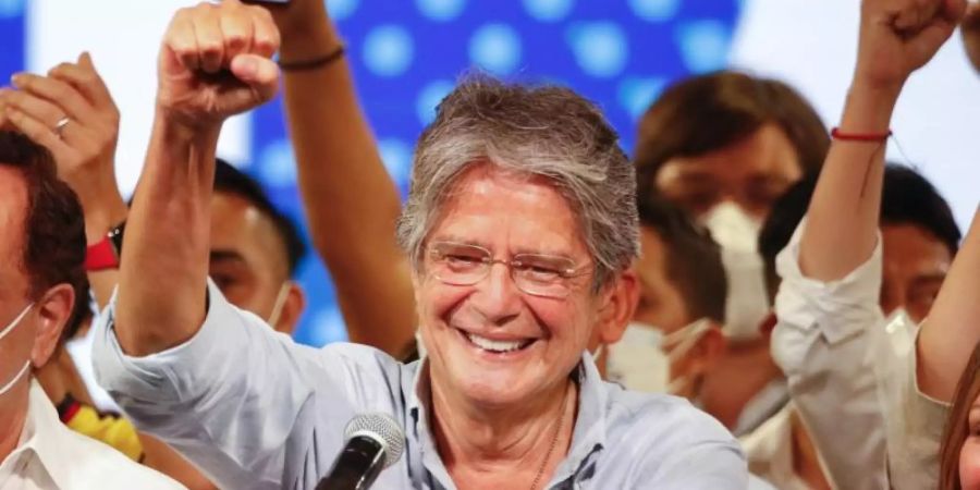 Geballte Faust: Guillermo Lasso nach der Stichwahl in seiner Wahlkampfzentrale. Foto: Angel Dejesus/AP/dpa