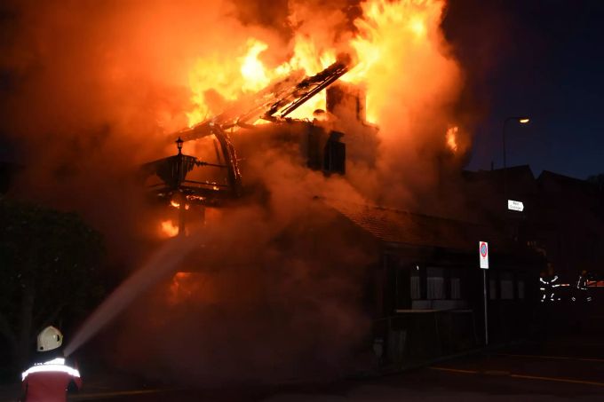 Ein Feuerwehrmann bei den Löscharbeiten in Eschenbach SG. Brand Eschenbach SG