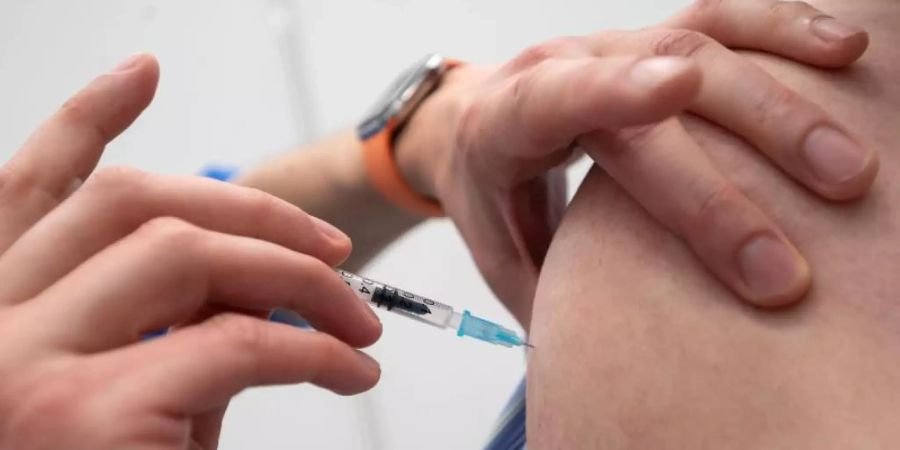 Intensiv wird derzeit erforscht, wie gut Geimpfte auch gegen die neuen Varianten des Coronavirus geschützt sind. Foto: Marijan Murat/dpa