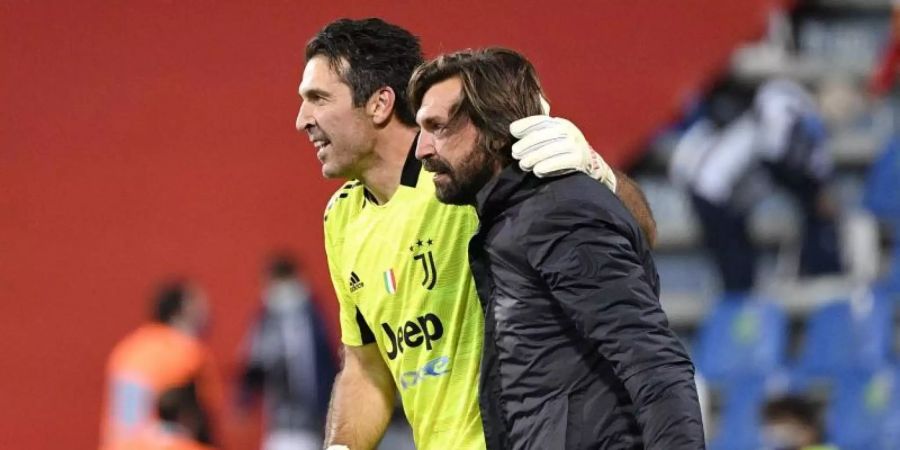 Stehen bei Juve vor einer ungeklärten Zukunft: Keeper Gianluigi Buffon (l) und Trainer Andrea Pirlo. Foto: Fabrizio Corradetti/LaPresse/AP/dpa