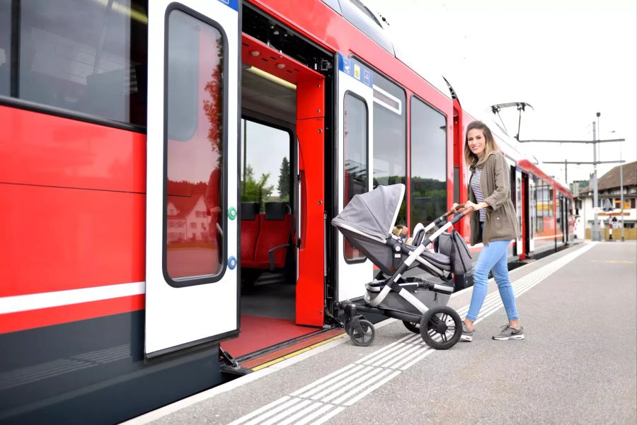 Frau mit Kinderwagen