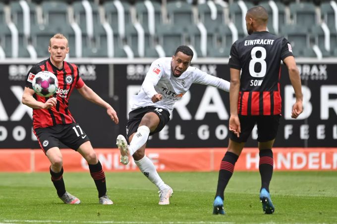 Sebastian Rode (li.) und Djibril Sow (beide Eintracht Frankfurt) gegen Alassane Plea (Borussia Mönchengladbach). Borussia Mönchengladbach Eintracht Frankfurt