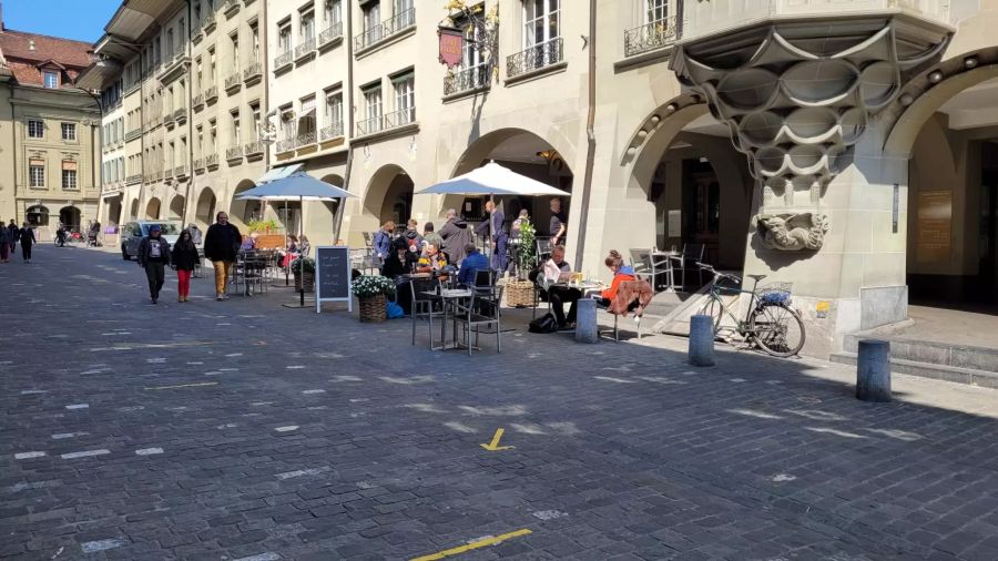 Mit der Sonne füllt sich auch diese Terrasse in der Altstadt von Bern.