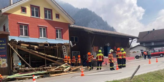 Am Sonntag ist ein 50-jähriger Mann bei einer Explosion in seinem Einfamilienhaus im Starkenbach schwer verletzt worden. alt st. johann sg