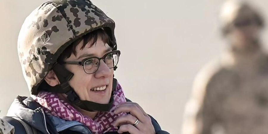 Verteidigungsministerin Annegret Kramp-Karrenbauer (CDU) kommt auf dem Rollfeld im Camp Pamir in Kundus an. Foto: Britta Pedersen/dpa-Zentralbild/dpa