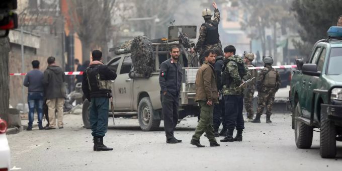 20.02.2021, Afghanistan, Kabul: Sicherheitspersonal inspiziert den Ort eines Bombenanschlags. Bei drei separaten Explosionen in der Hauptstadt Kabul wurden am Samstag zahlreiche Menschen getötet und verletzt, sagte der Kabuler Polizeisprecher. Foto: Rahmat Gul/AP/dpa +++ dpa-Bildfunk +++ Bombenanschläge in Kabul