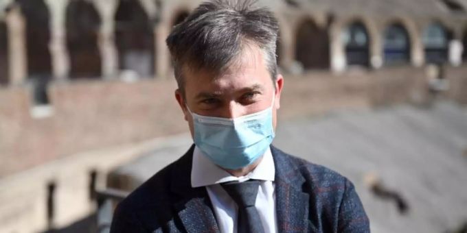 Gabriel Zuchtriegel bei seiner Vorstellung im Inneren des Kolosseums. Der 39-Jährige wird neuer Direktor des Archäologieparks Pompeji. Foto: Johannes Neudecker/dpa Gabriel Zuchtriegel bei seiner Vorstellung im Inneren des Kolosseums. Der 39-Jährige wird neuer Direktor des Archäologieparks Pompeji. Foto: Johannes Neudecker/dpa