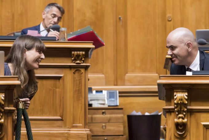 Alt-Nationalrätin Rebecca Ruiz (SP/VD) im Gespräch mit Bundesrat Alain Berset in 2018. Ruiz Berset